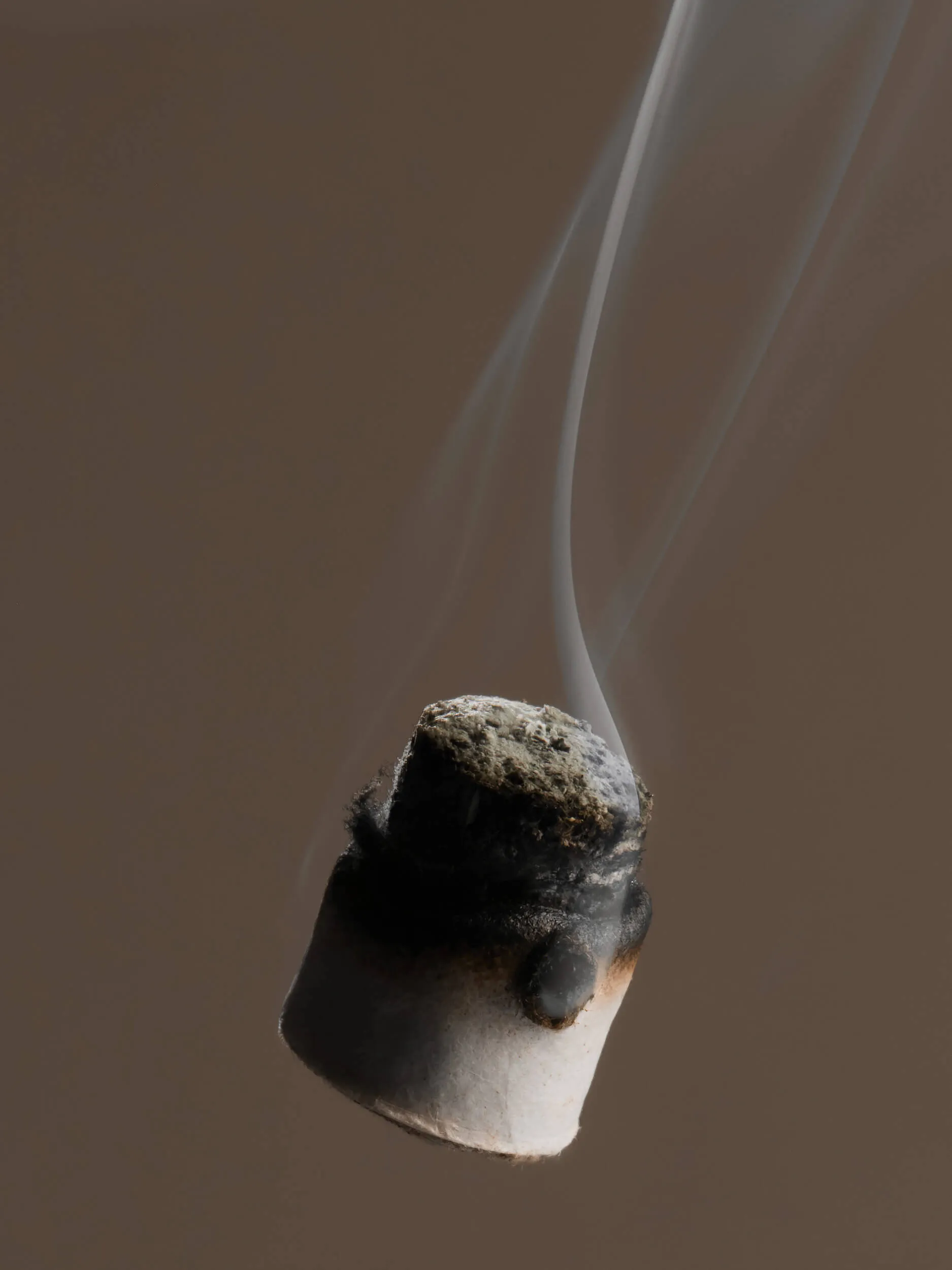 Moxibustion, brennende Moxa mit aufsteigendem Rauch